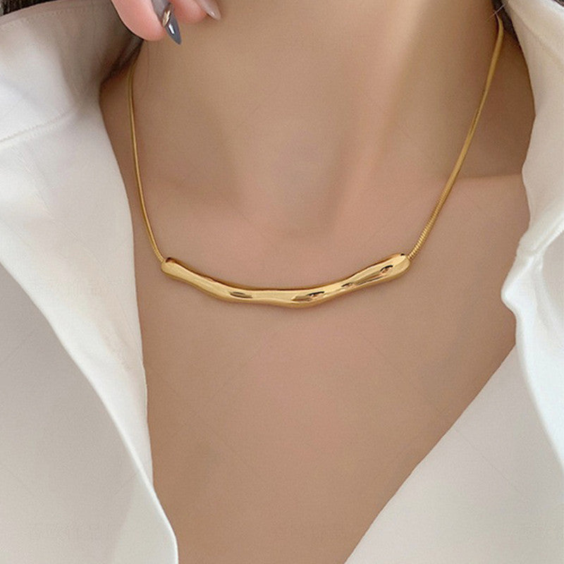 Aurelia Curve Necklace