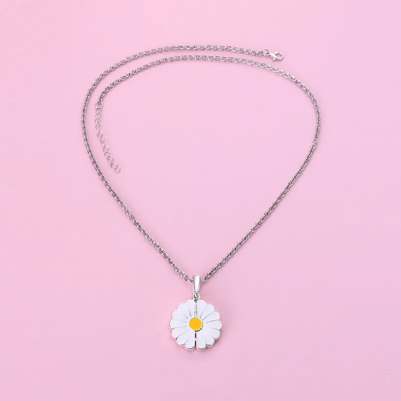Daisy Love Necklace 🌼