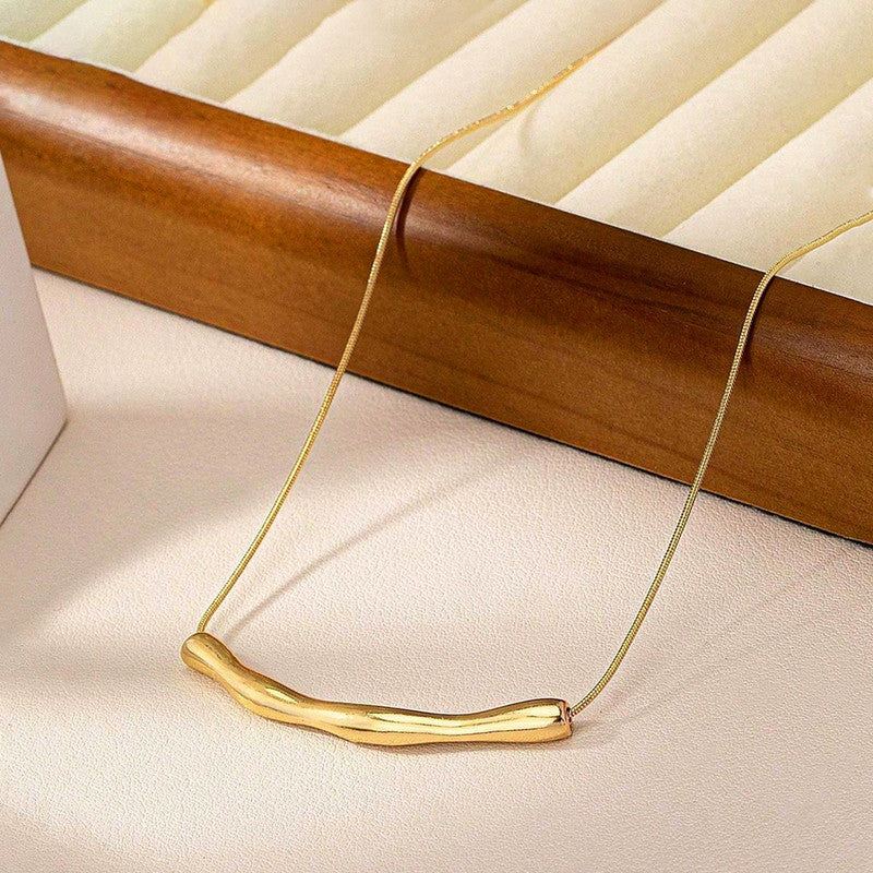 Aurelia Curve Necklace